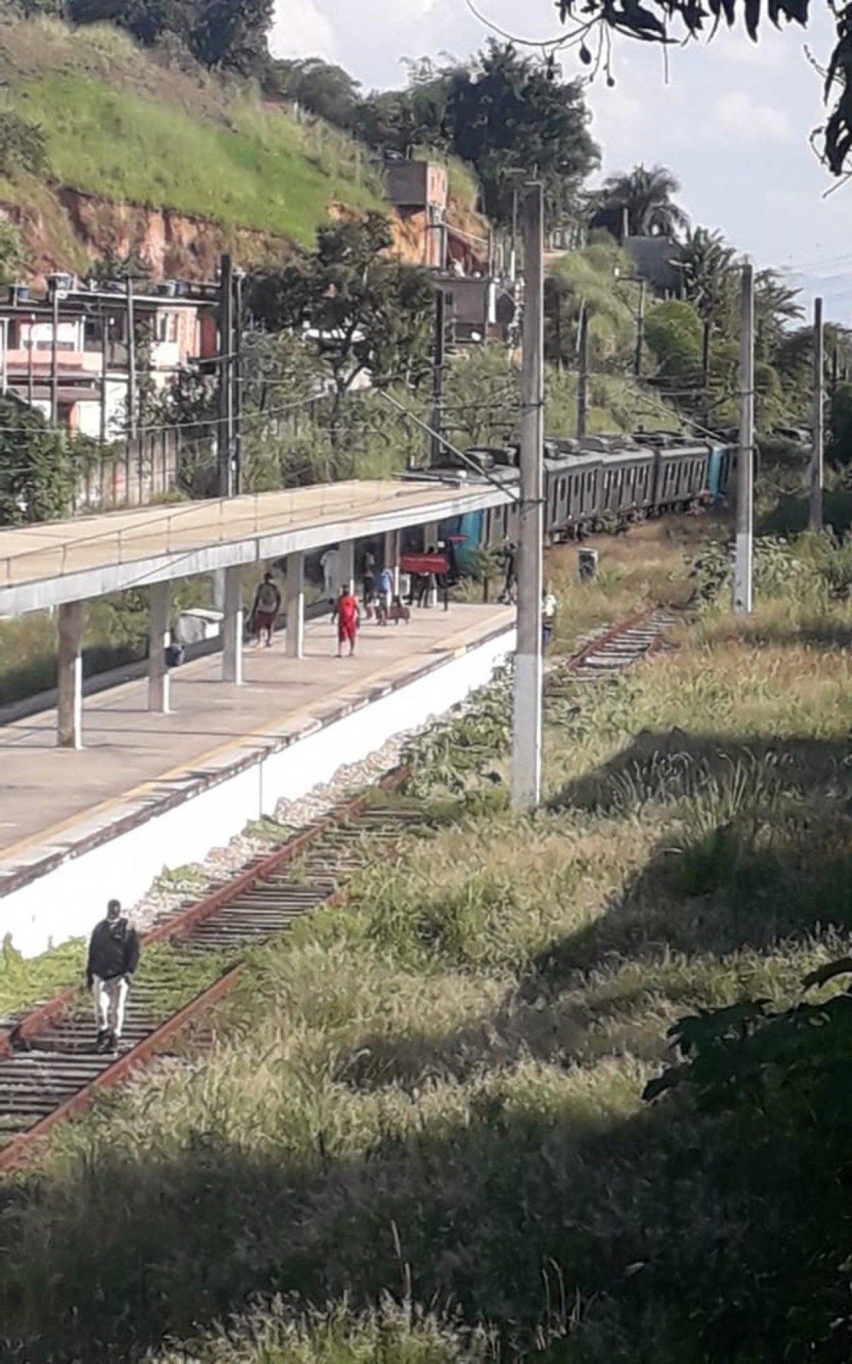 Descarrilamento de trem aconteceu nesta segunda-feira (17)