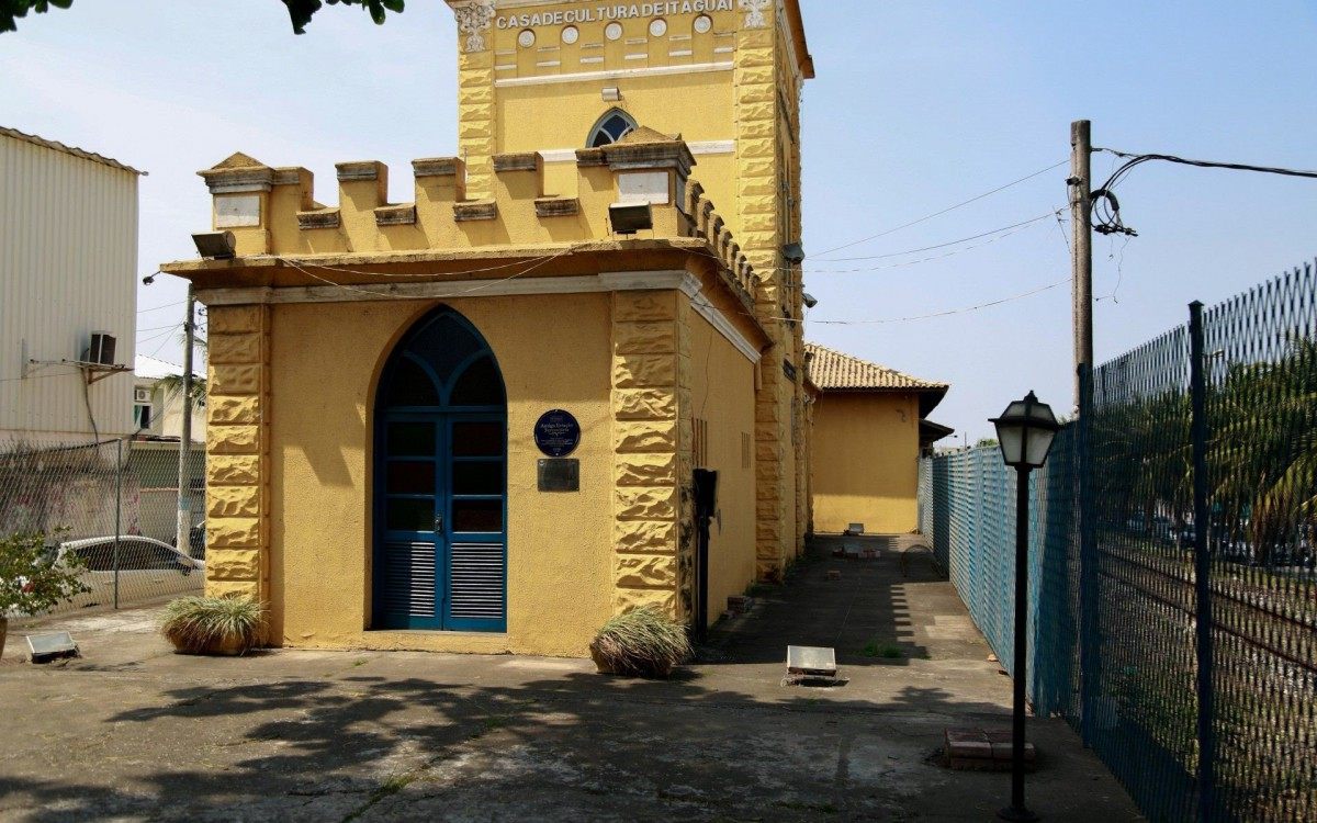Estação de trem no Centro de Itaguaí que hoje abriga a Casa de Cultura municipal: trem para transporte de passageiros beneficiaria milhares de pessoas