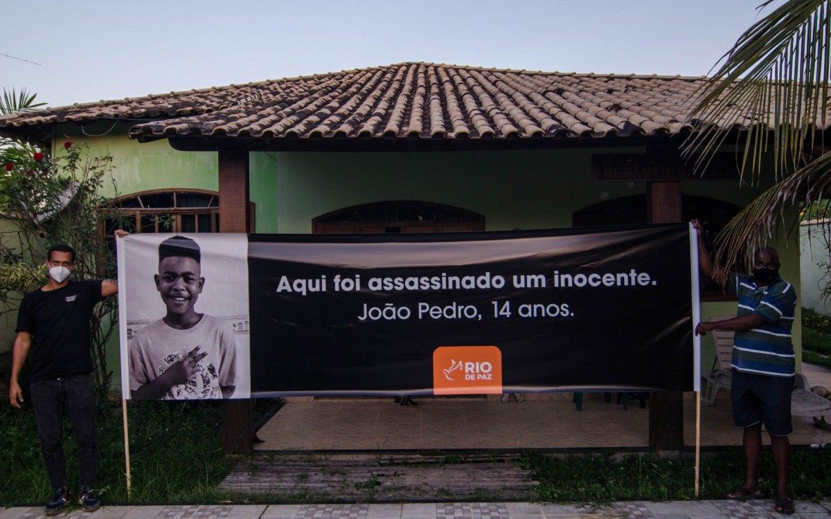 Rio de Paz esteve no local onde Jo&atilde;o Pedro foi morto e estendeu uma faixa