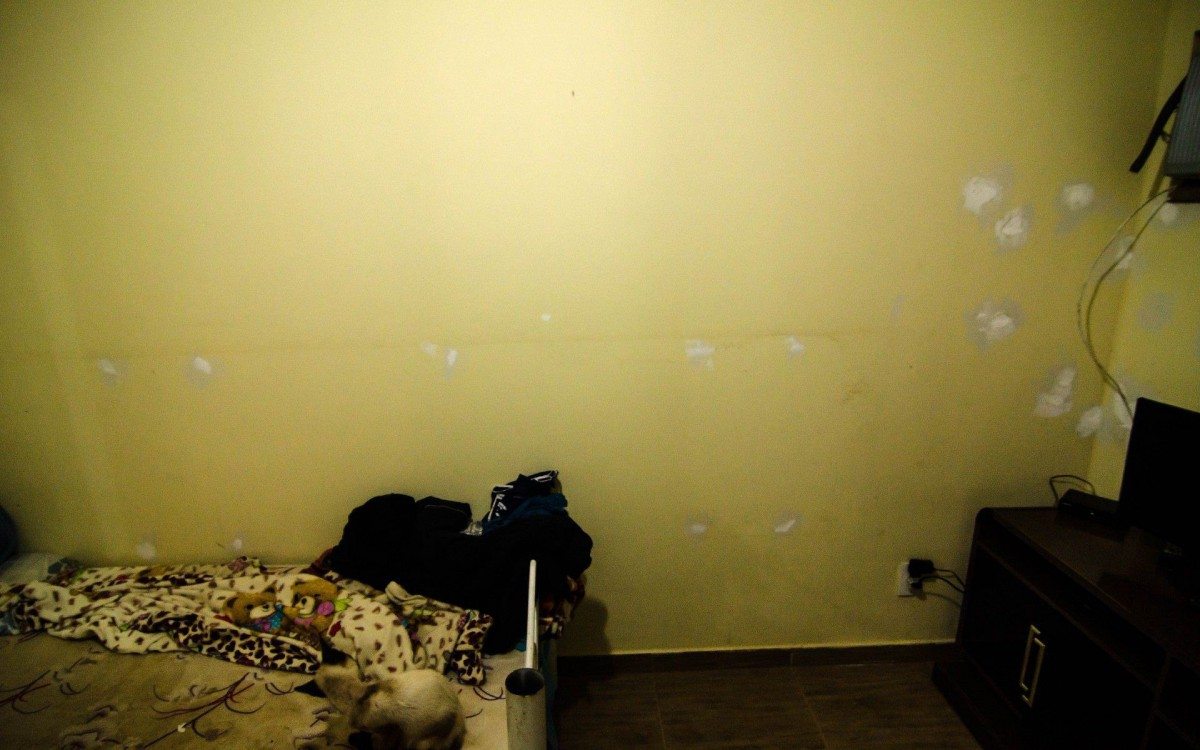 Casa ainda tem as marcas dos mais de 60 tiros