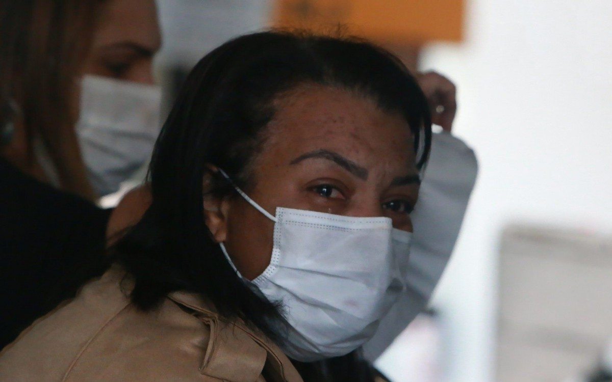 Familiares, amigos e  Valquiria Nascimento, m&atilde;o do MC Kevin, chegam ao IML para indentifica&ccedil;&atilde;o e libera&ccedil;&atilde;o do corpo do funkeiro.