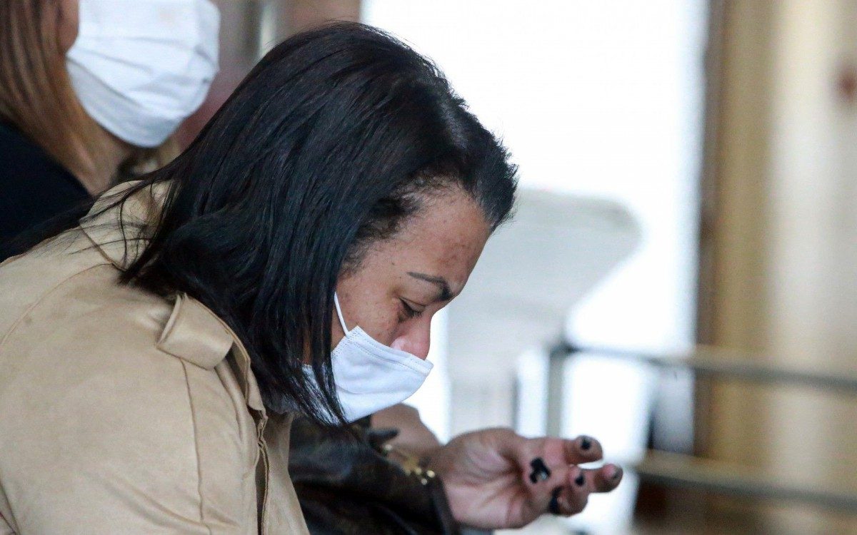 Familiares, amigos e  Valquiria Nascimento, m&atilde;o do MC Kevin, chegam ao IML para identifica&ccedil;&atilde;o e libera&ccedil;&atilde;o do corpo do funkeiro