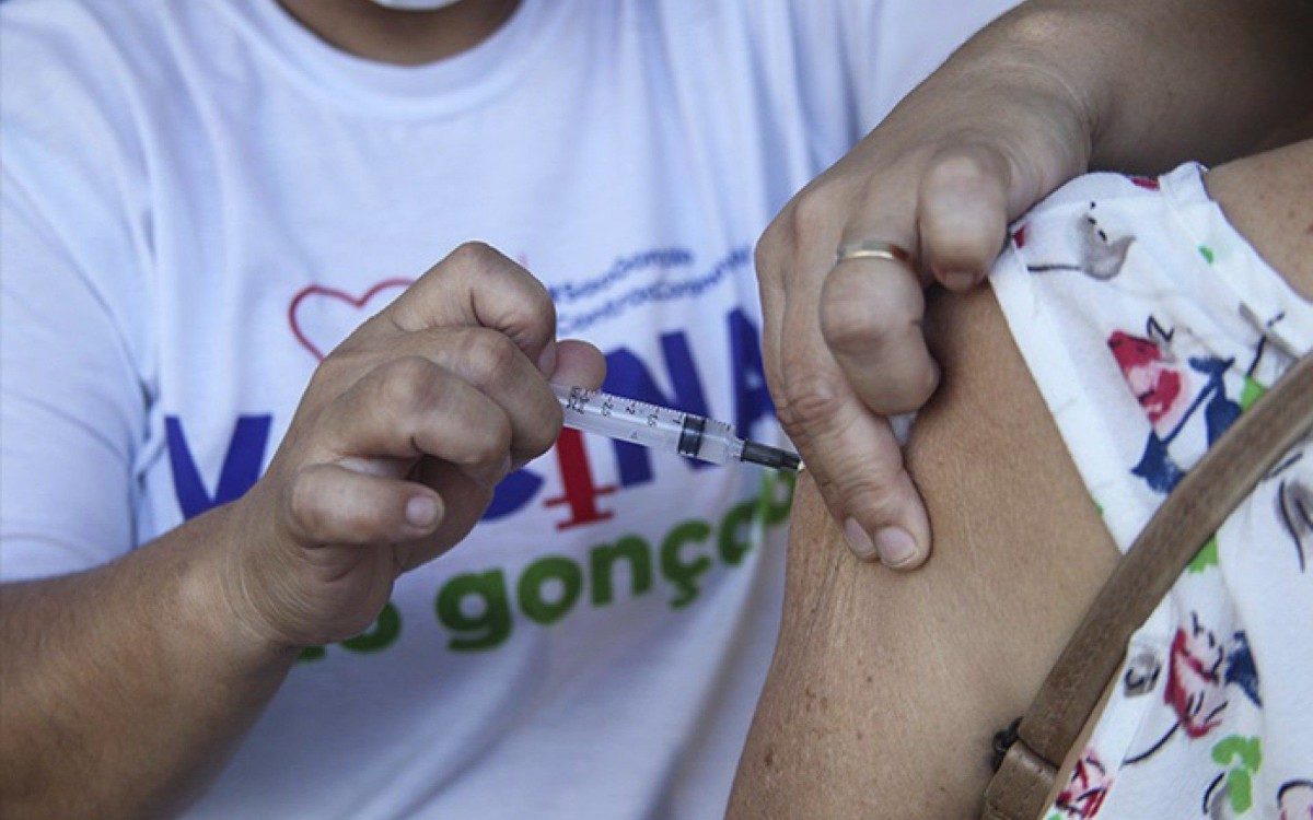 A 1ª dose será aplicada nesta terça (18) em munícipes com mais de 60 anos, pessoas com comorbidades acima de 45 anos, trabalhadores de unidades de saúde na linha de frente de qualquer idade e profissionais da área biomédica a partir de 25 anos que estão na ativa