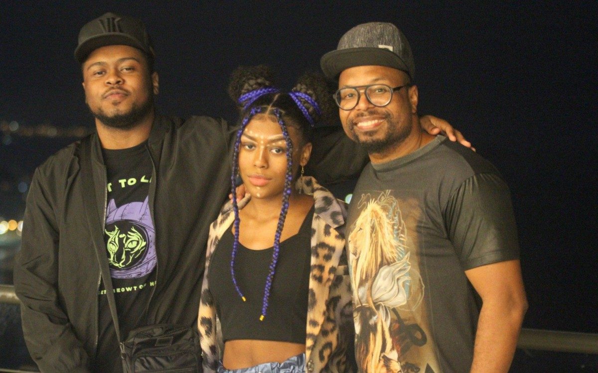 Giullie Oliveira e Xande Valois gravam cena de beijo para o projeto 'Rap Soul' no Bar da Laje, no Vidigal, Zona Sul do Rio. O cantor Buchecha, pai de Giullie, acompanhou as grava&ccedil;&otilde;es