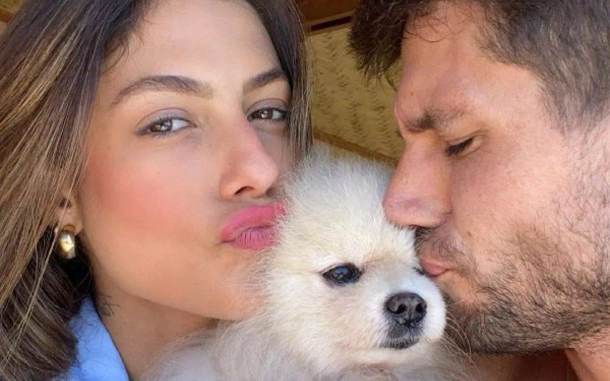 O casal Mari e Jonas com o c&atilde;ozinho Mash 