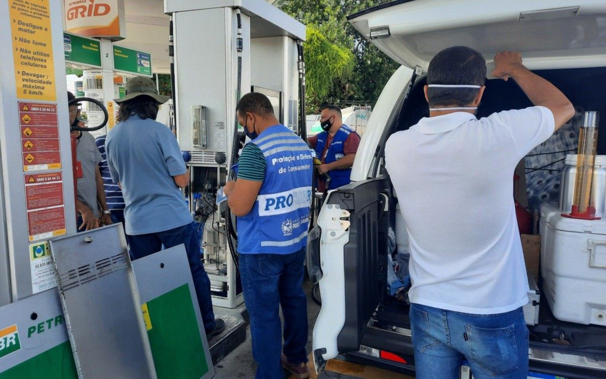 Equipes do Procon lacraram seis bombas de combustíveis em posto do Recreio dos Bandeirantes