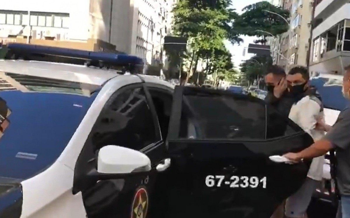 Os policiais da unidade encontraram com os suspeitos seis conversores digitais e quatro telefones celulares. 