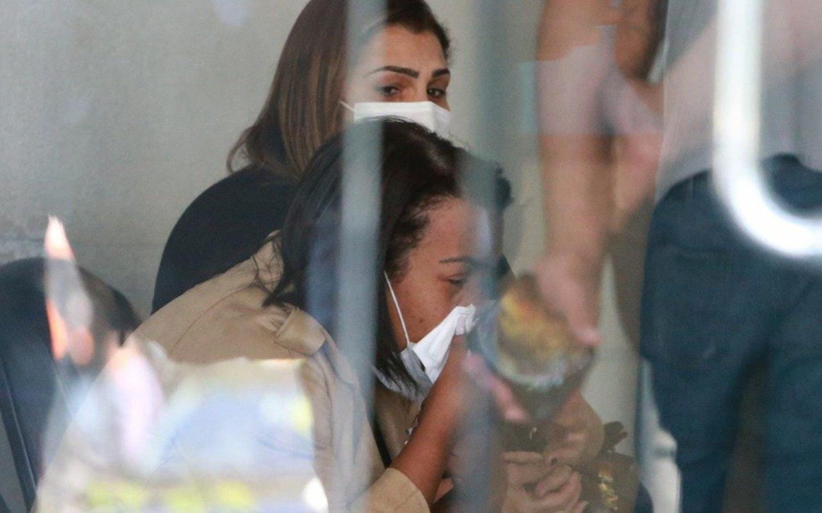 VALQUÍRIA NASCIMENTO,  mãe do MC Kevin chegando ao IML