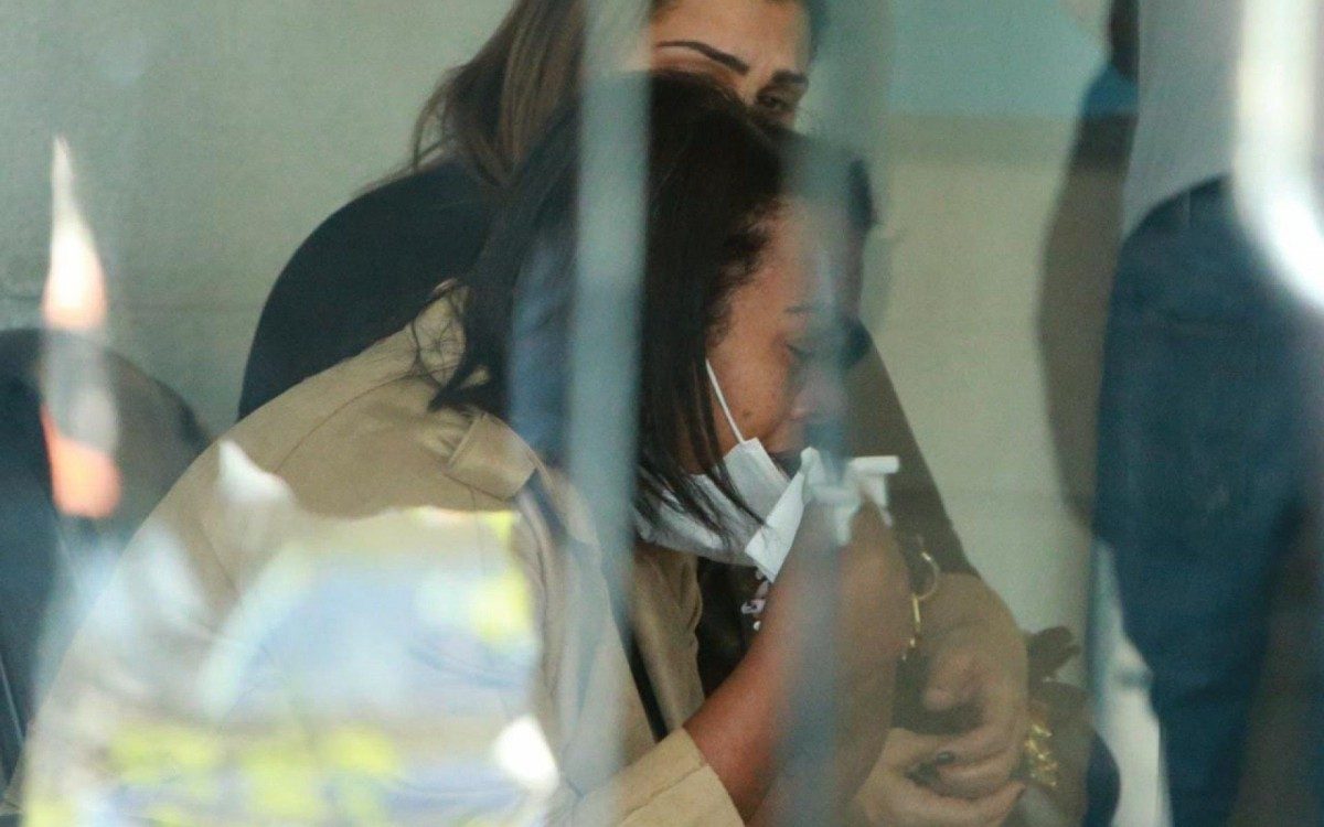 VALQUÍRIA NASCIMENTO,  mãe do MC Kevin chegando ao IML