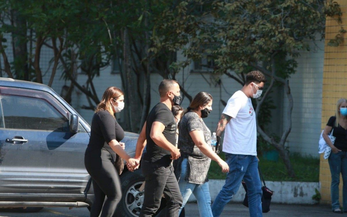 VALQUÍRIA NASCIMENTO,  mãe do MC Kevin chegando ao IML