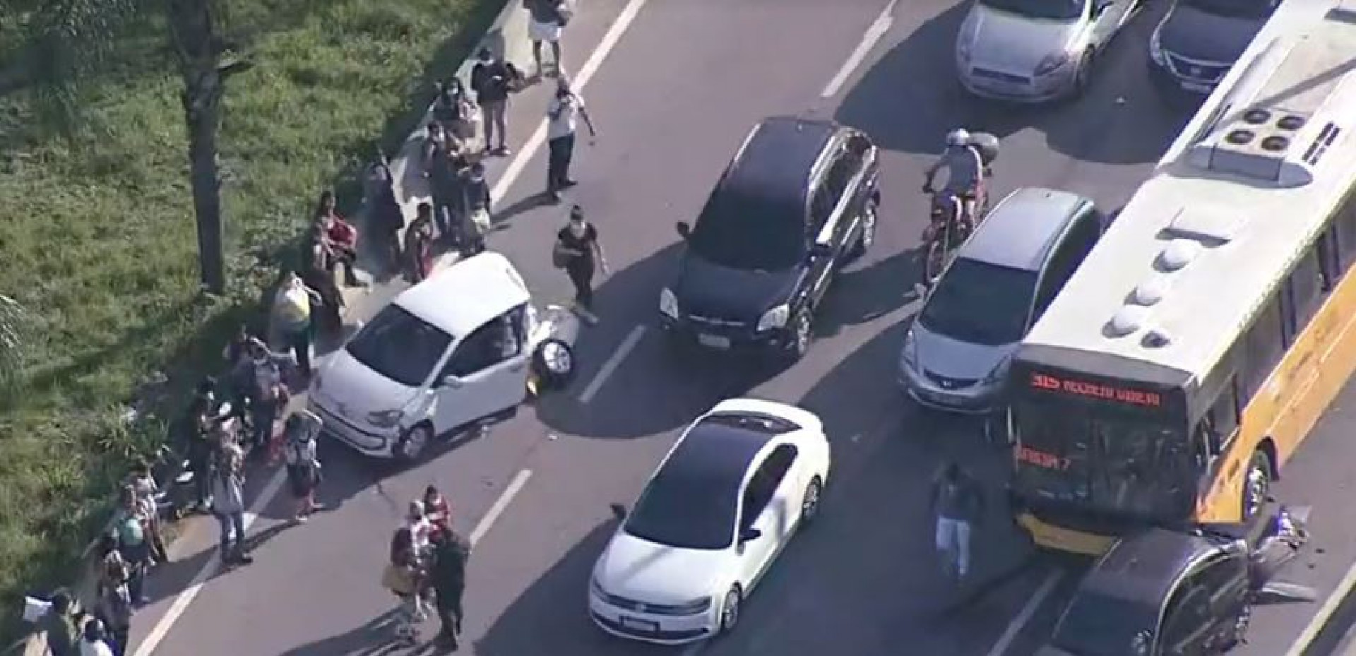 Engavetamento entre sete carros e um &ocirc;nibus causa grande congestionamento na Linha Amarela