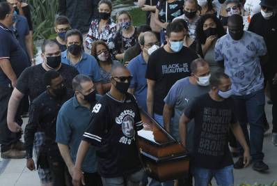 Corpo de fotógrafo assassinado por criminosos é enterrado em Niterói