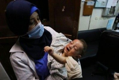 Bebê palestino perde 10 parentes após bombardeios em Gaza