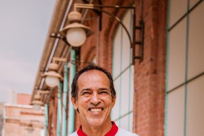 Marca inicia venda de camisa para homenagear e ajudar ídolo do Bangu