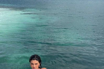 Kylie Jenner mostra as curvas de biquíni em iate