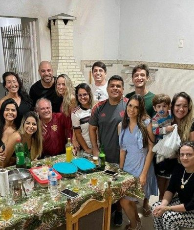 Confraternização na casa da empresária Nelma Lemos e 
Dr. Laércio Andrade, sogros de Adriano - Foto: divulgação