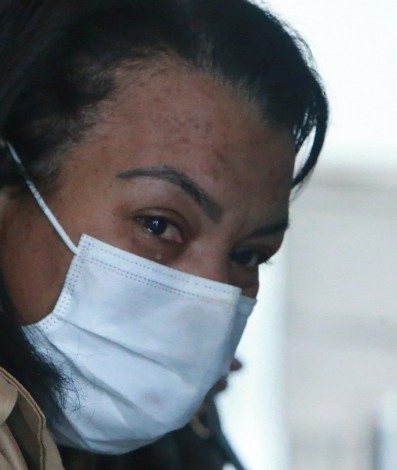 Familiares, amigos e  Valquiria Nascimento, m&atilde;o do MC Kevin, chegam ao IML para identifica&ccedil;&atilde;o e libera&ccedil;&atilde;o do corpo do funkeiro - Daniel Castelo Branco