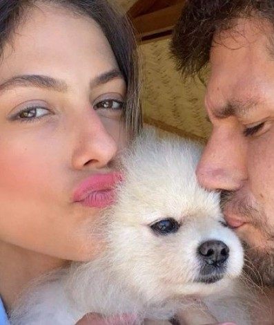 O casal Mari e Jonas com o cãozinho Mash 