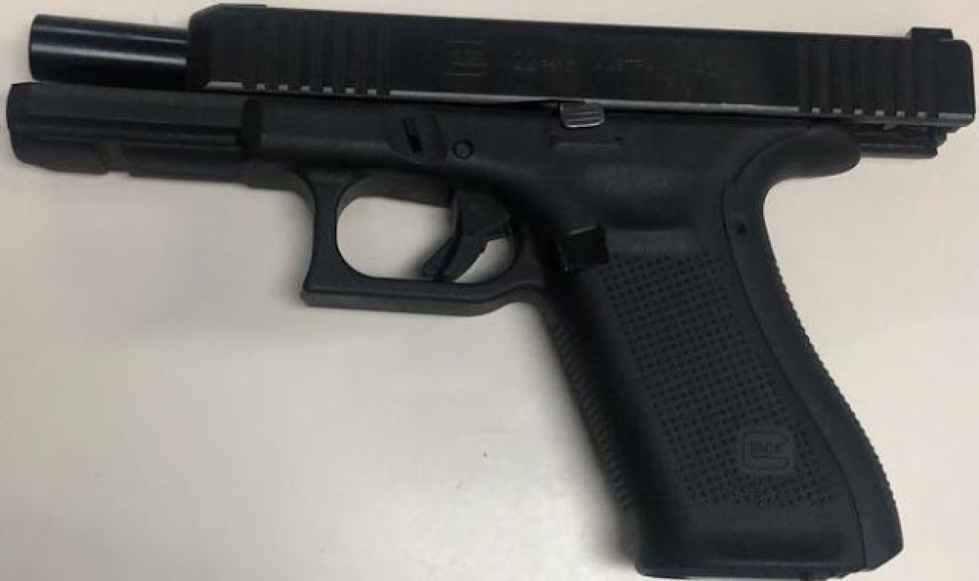 Policiais militares apreendem pistolas Glock em Belford Roxo