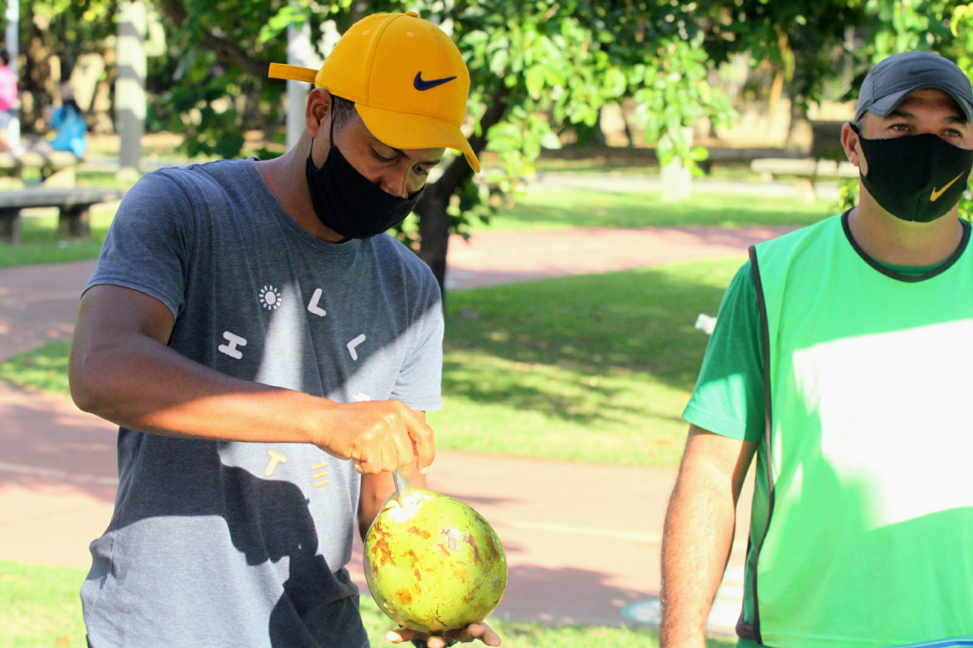 Lembra dele? Ex-BBB Luan Patr&iacute;cio vende &aacute;gua de coco na Lagoa