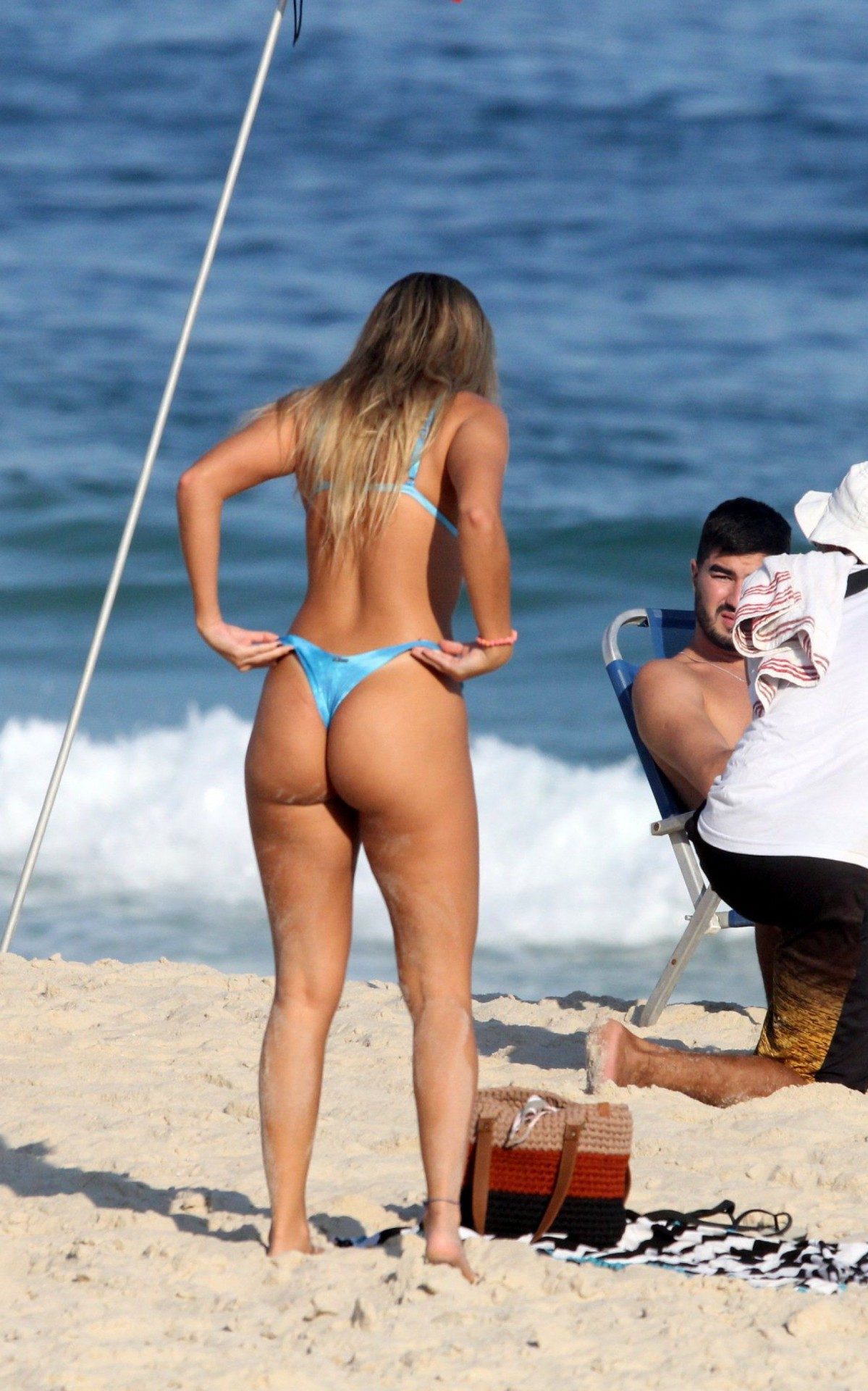 Carol Portaluppi curte dia de sol na Praia de Ipanema, na Zona Sul do Rio