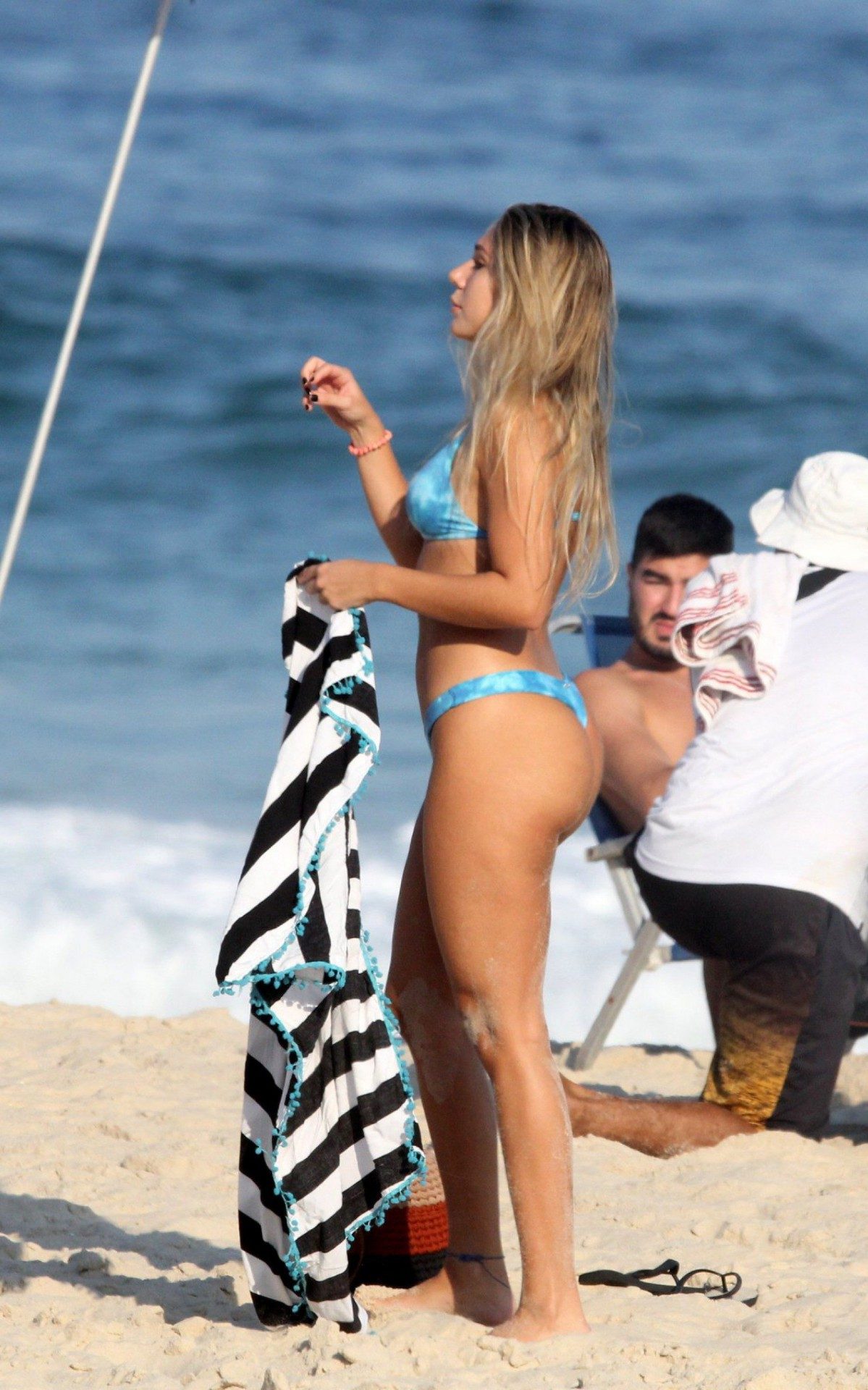 Carol Portaluppi curte dia de sol na Praia de Ipanema, na Zona Sul do Rio