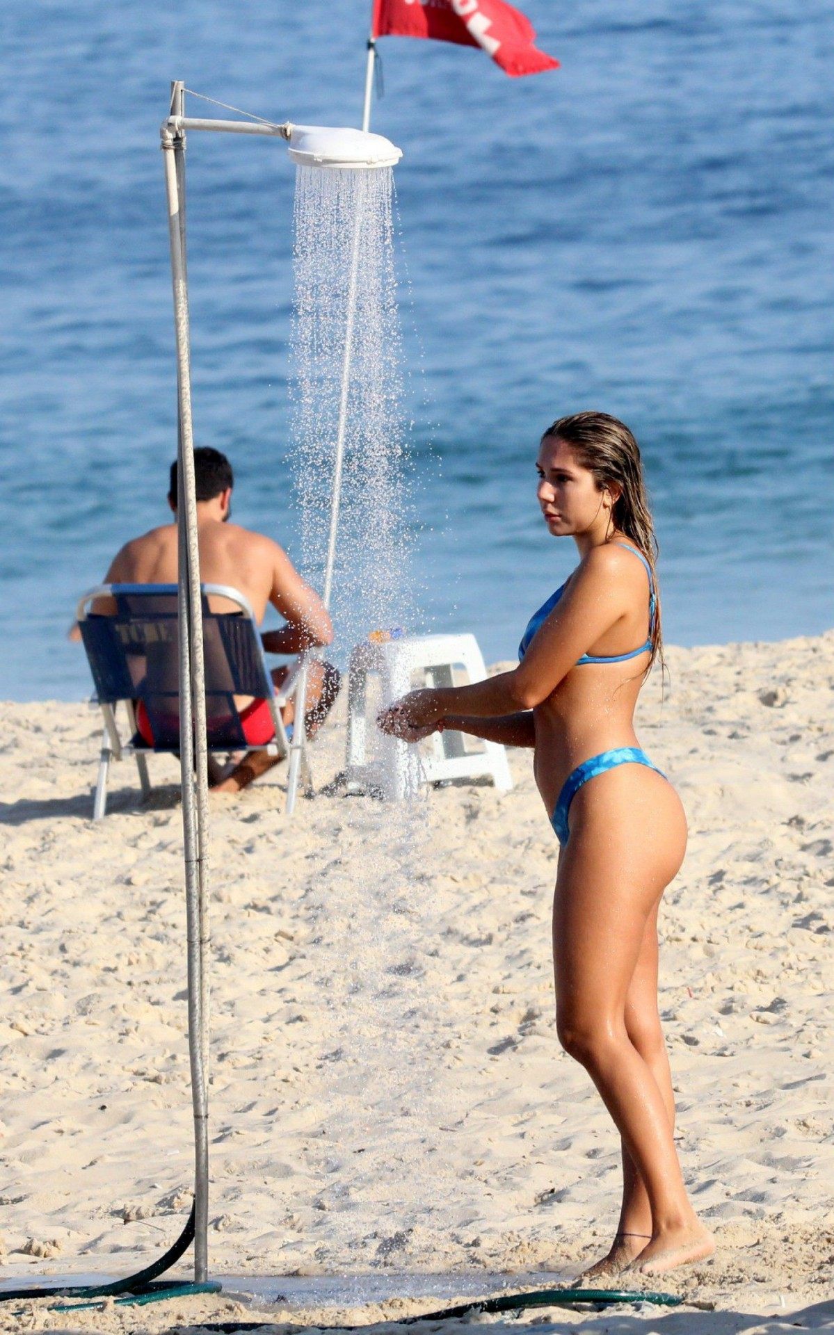 Carol Portaluppi curte dia de sol na Praia de Ipanema, na Zona Sul do Rio