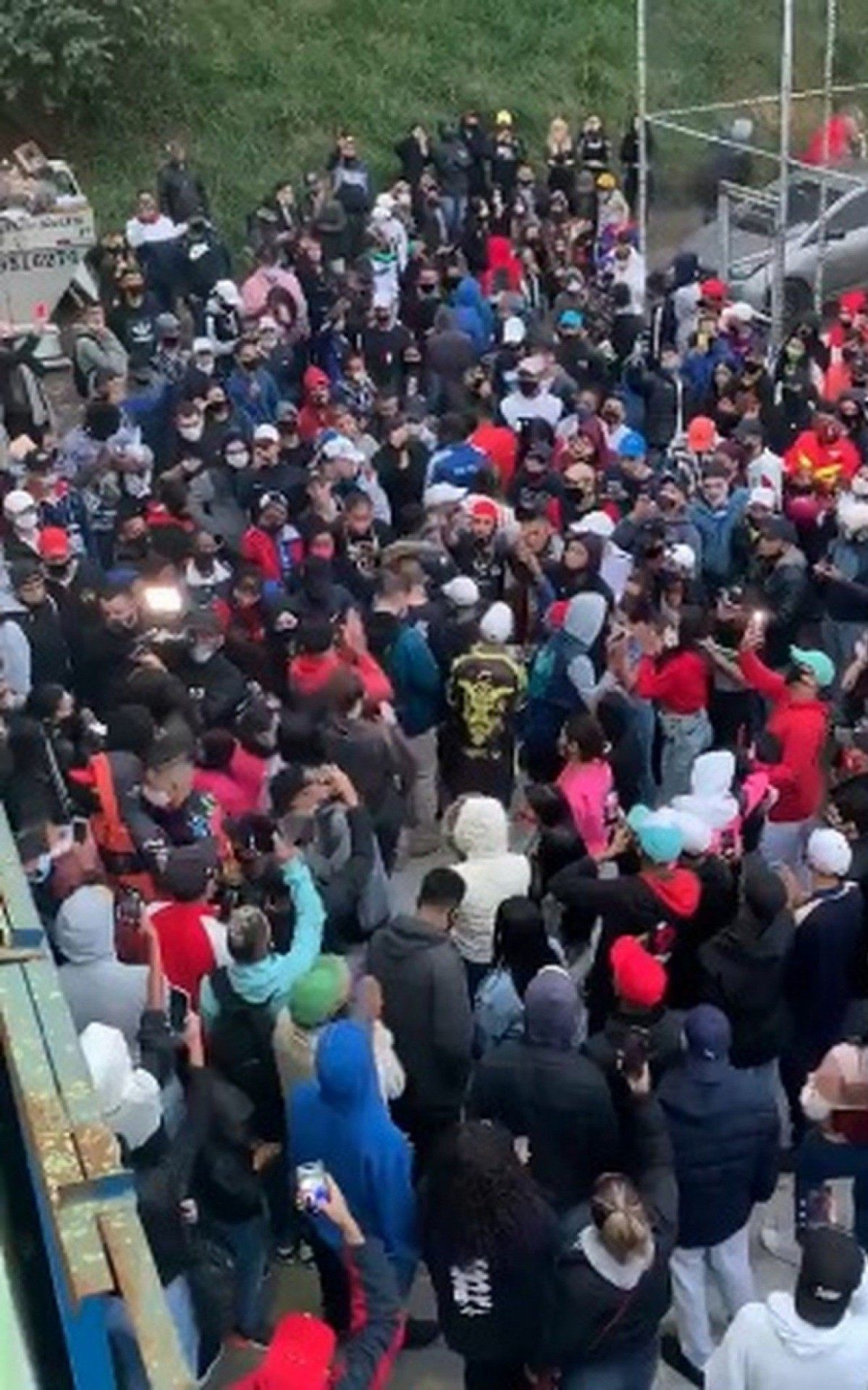 Multidão se aglomera na entrada da Unidos de Vila Maria, na Zona Norte de São Paulo, para o velório de MC Kevin