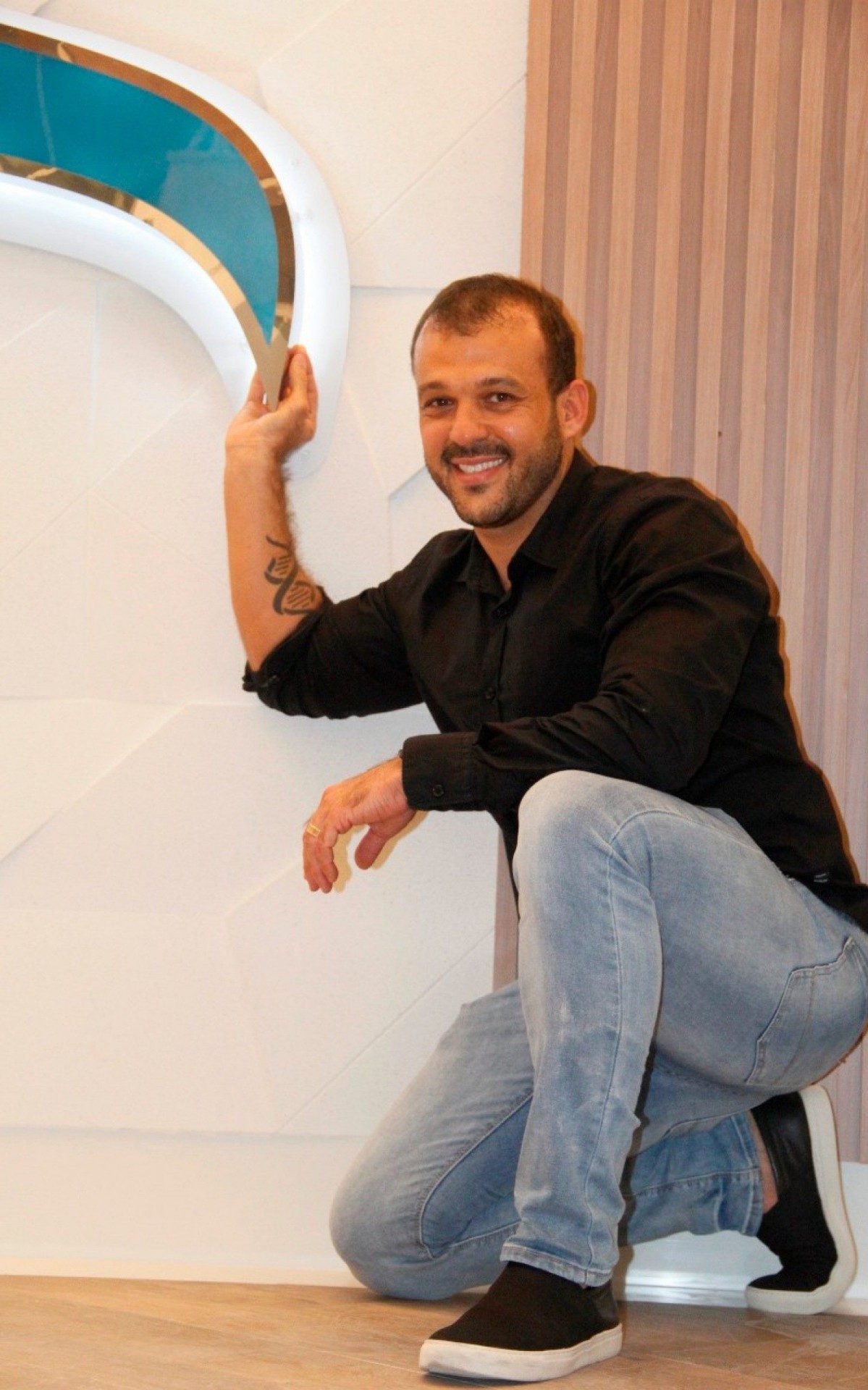 O empresário Henrique Vieira inaugura mega SegMedic, em Nilópolis.