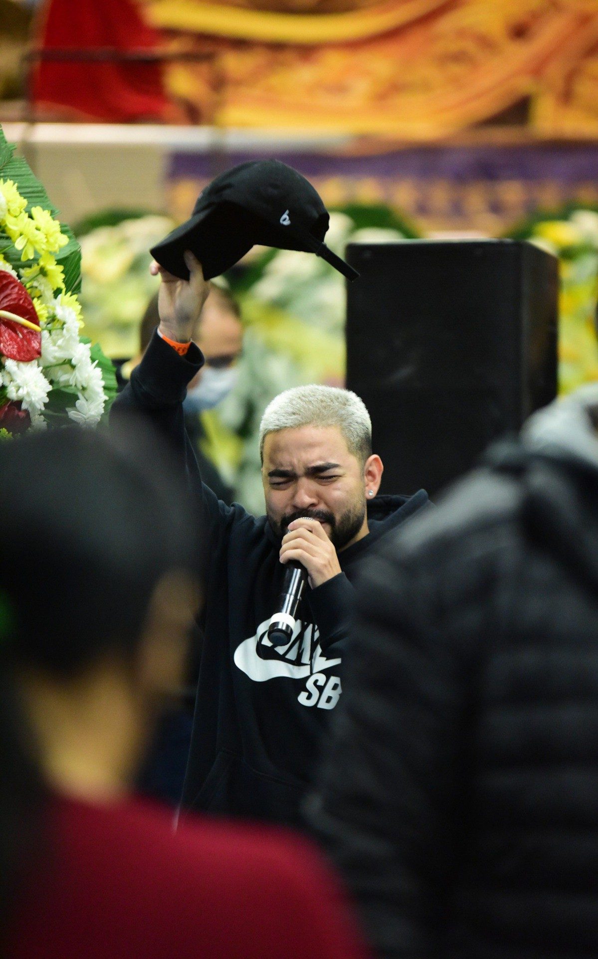 Yudi Tamashiro se emociona no velório de MC Kevin