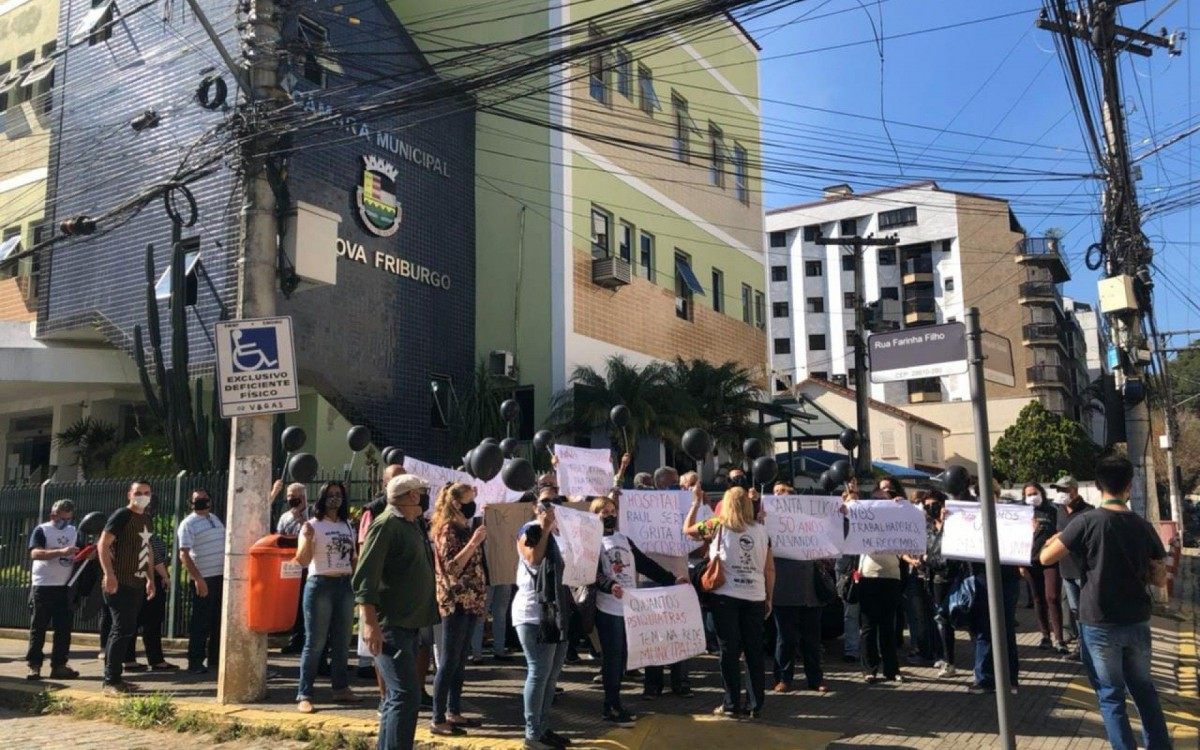 Manifesta&ccedil;&atilde;o em frente &agrave; C&acirc;mara de Vereadores de Nova Friburgo durante sess&atilde;o ordin&aacute;ria
