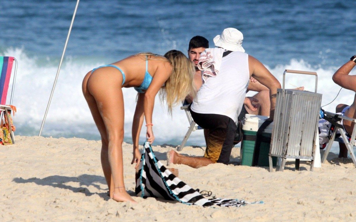 Carol Portaluppi curte dia de sol na Praia de Ipanema, na Zona Sul do Rio
