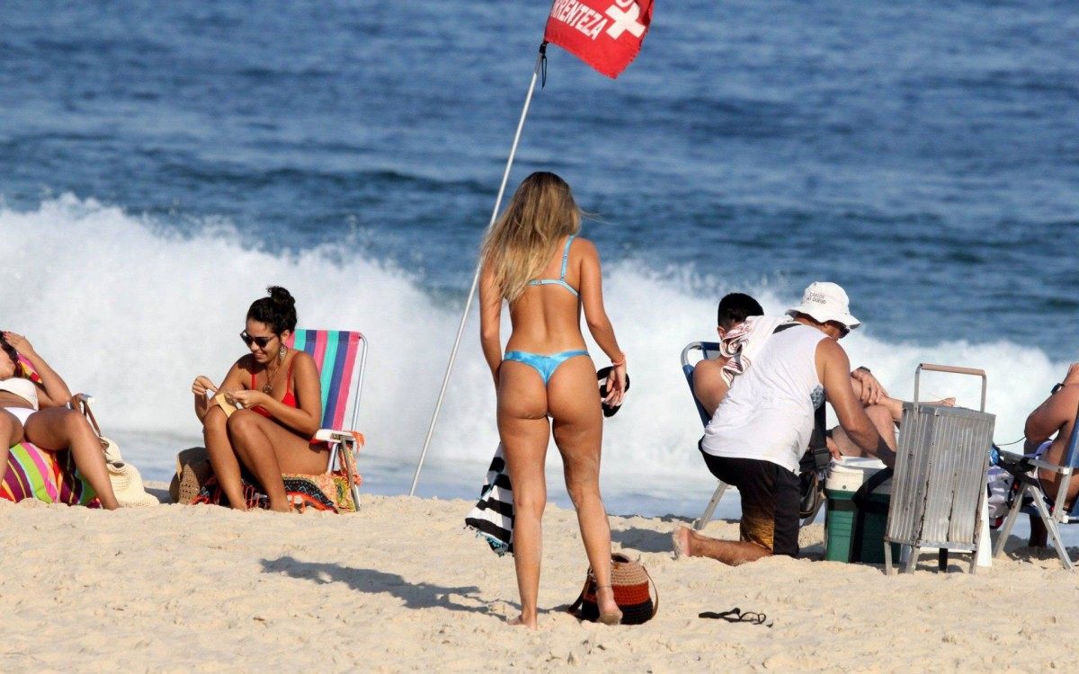 Carol Portaluppi curte dia de sol na Praia de Ipanema, na Zona Sul do Rio