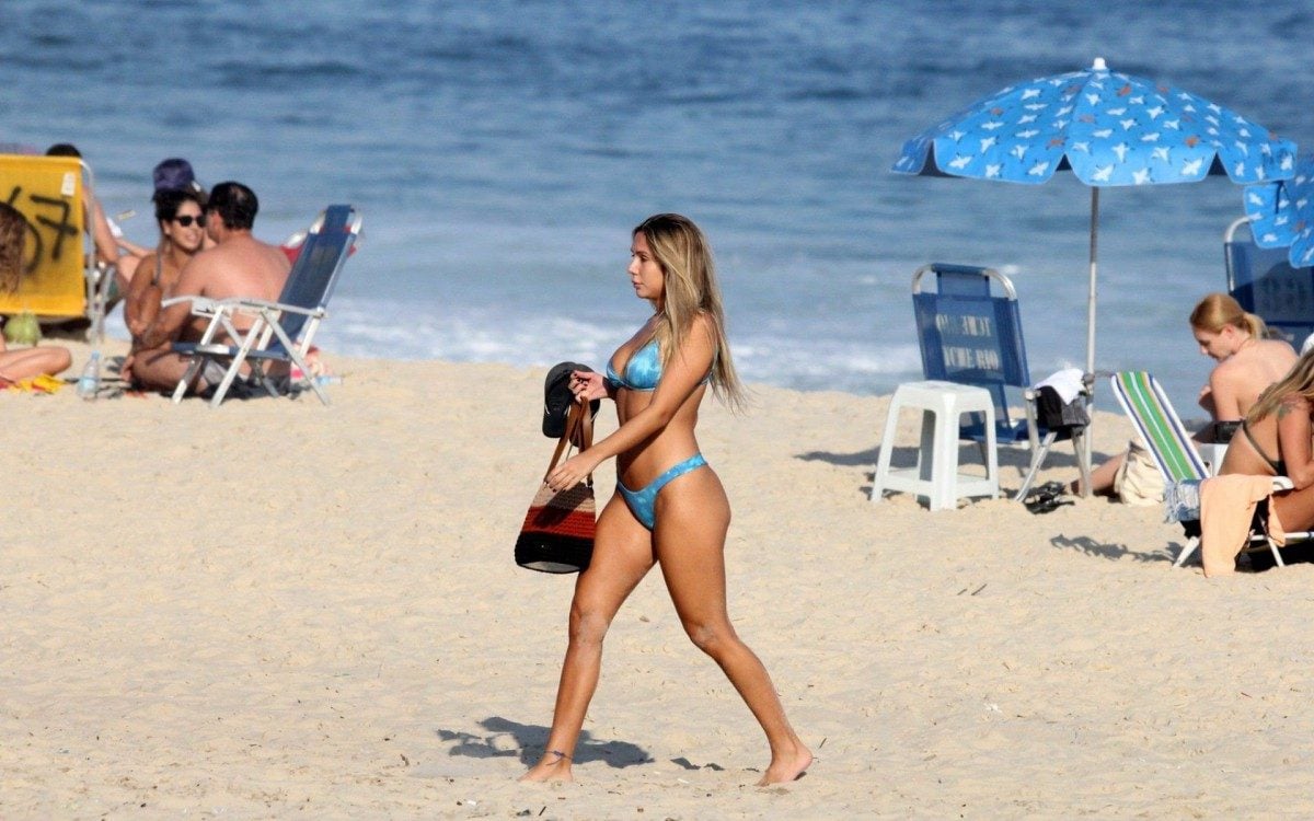 Carol Portaluppi curte dia de sol na Praia de Ipanema, na Zona Sul do Rio - JC Pereira / Ag. News