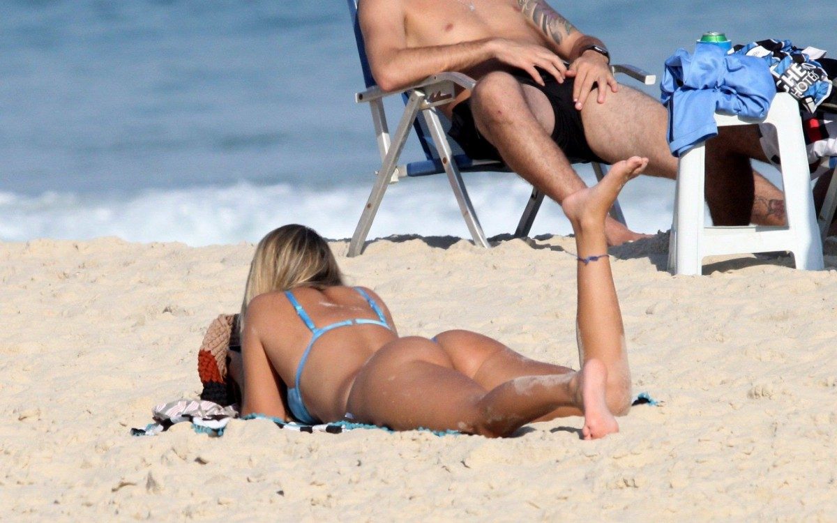 Carol Portaluppi curte dia de sol na Praia de Ipanema, na Zona Sul do Rio