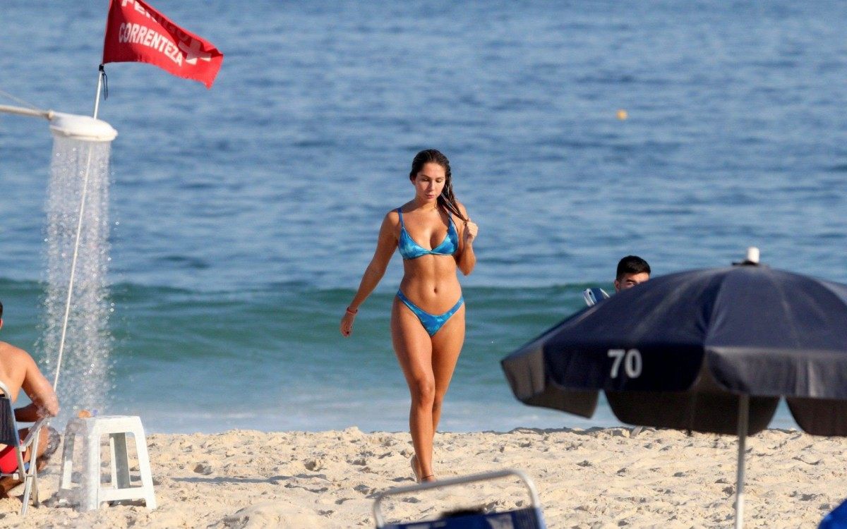 Carol Portaluppi curte dia de sol na Praia de Ipanema, na Zona Sul do Rio