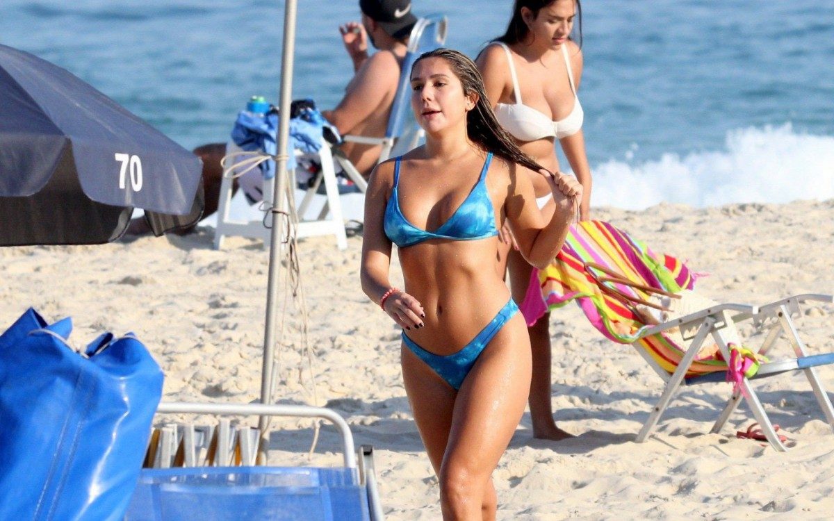 Carol Portaluppi curte dia de sol na Praia de Ipanema, na Zona Sul do Rio