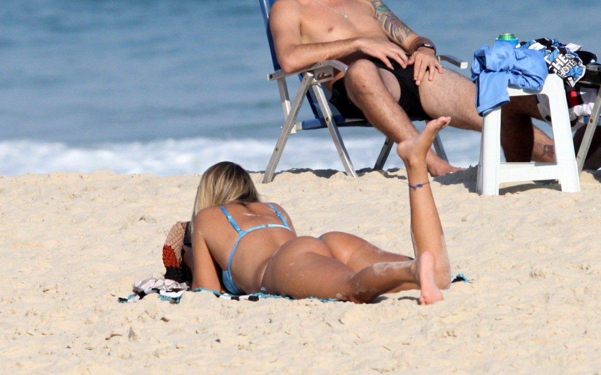 Carol Portaluppi curte dia de sol na Praia de Ipanema, na Zona Sul do Rio