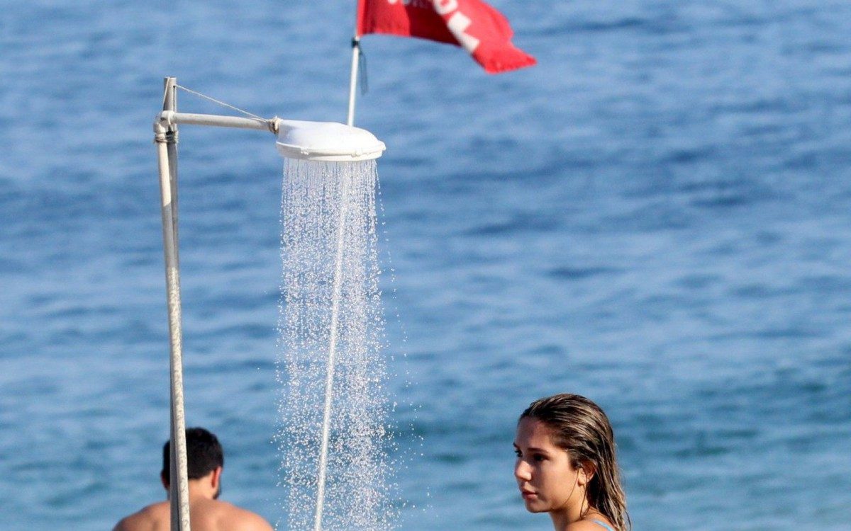 Carol Portaluppi curte dia de sol na Praia de Ipanema, na Zona Sul do Rio