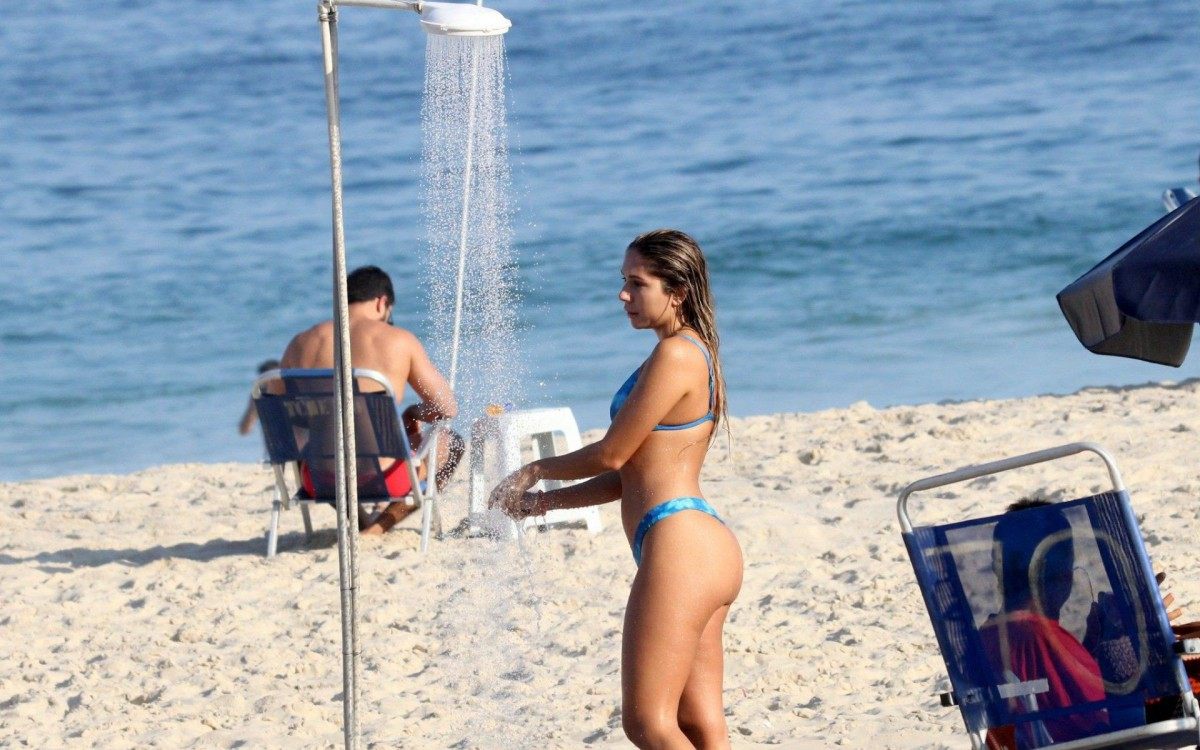 Carol Portaluppi curte dia de sol na Praia de Ipanema, na Zona Sul do Rio