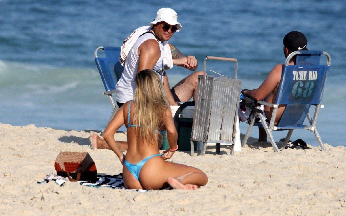 Carol Portaluppi curte dia de sol na Praia de Ipanema, na Zona Sul do Rio