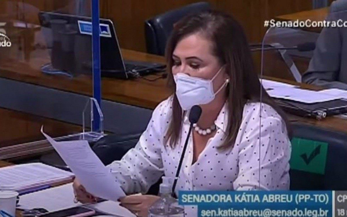 "O senhor Ernesto Ara&uacute;jo n&atilde;o se lembra de nada do que importa, mas se lembra de quest&otilde;es m&iacute;nimas e sup&eacute;rfluas e at&eacute; mesmo n&atilde;o verdadeiras", disse K&aacute;tia ao ex-ministro.