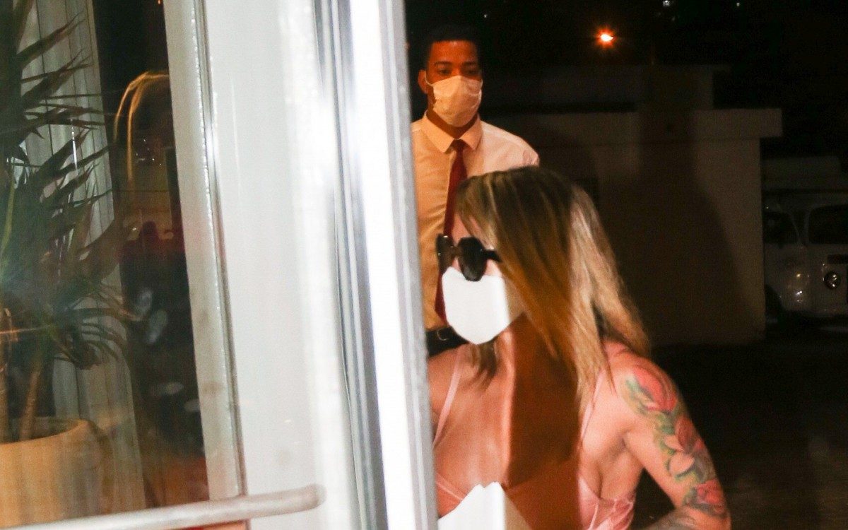 Bianca Domingues, mulher que disse estar com MC Kevin quando ele caiu, chega correndo ao hotel depois de prestar depoimento na delegacia