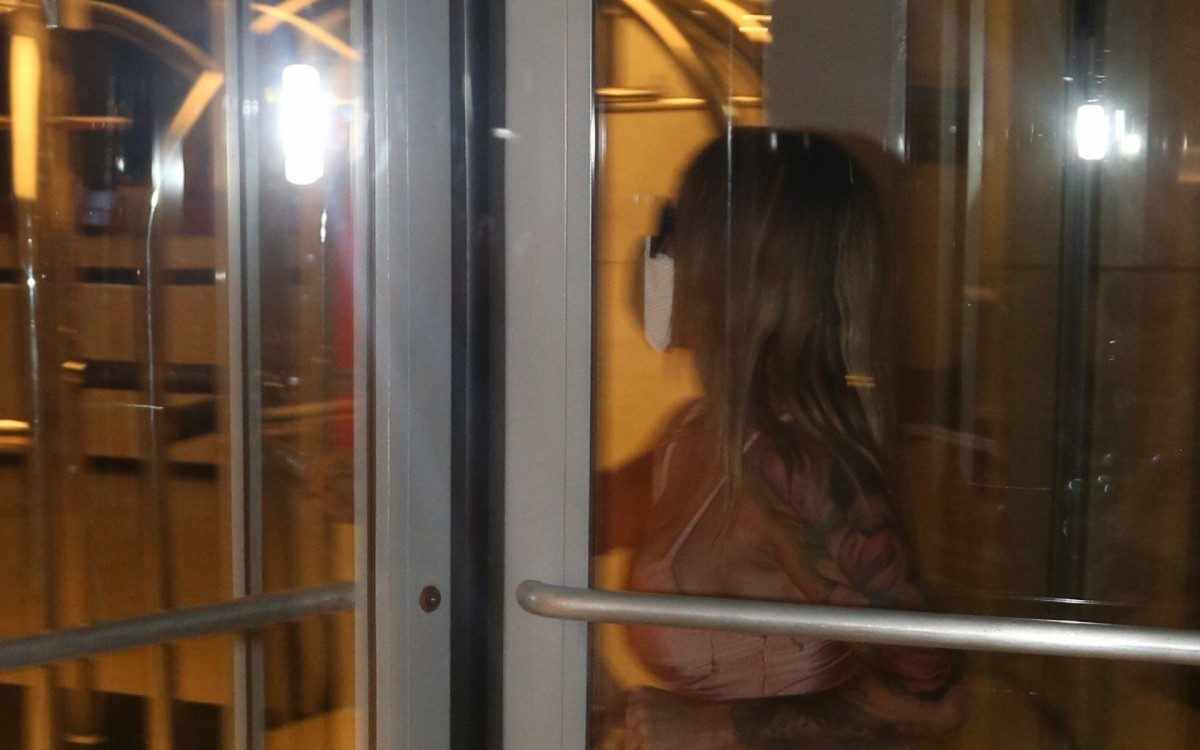 Bianca Domingues, mulher que disse estar com MC Kevin quando ele caiu, chega correndo ao hotel depois de prestar depoimento na delegacia