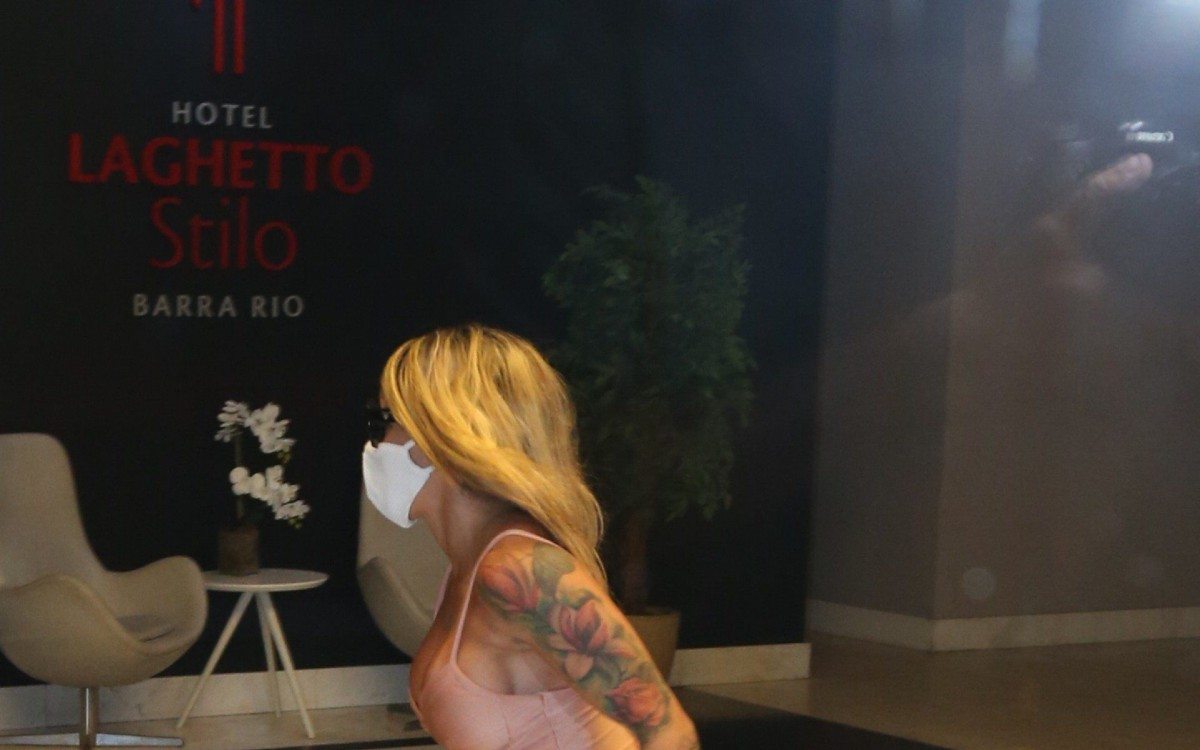 Bianca Domingues, mulher que disse estar com MC Kevin quando ele caiu, chega correndo ao hotel depois de prestar depoimento na delegacia