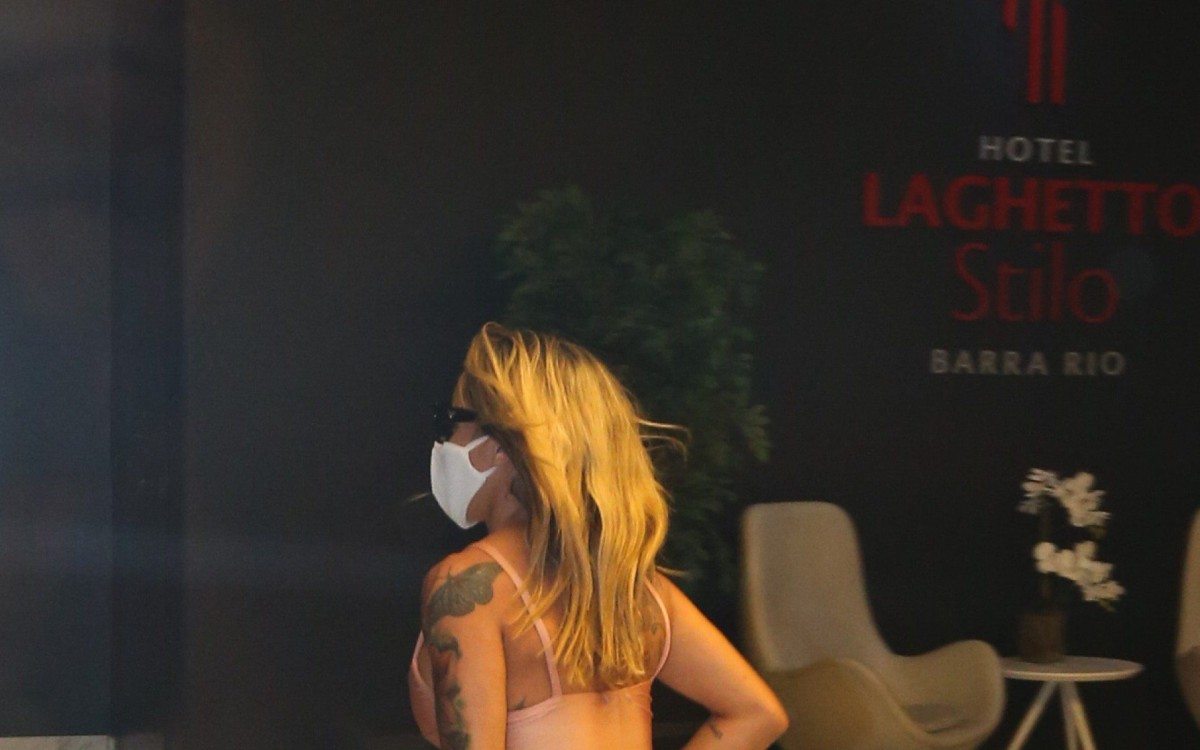 Bianca Domingues, mulher que disse estar com MC Kevin quando ele caiu, chega correndo ao hotel depois de prestar depoimento na delegacia