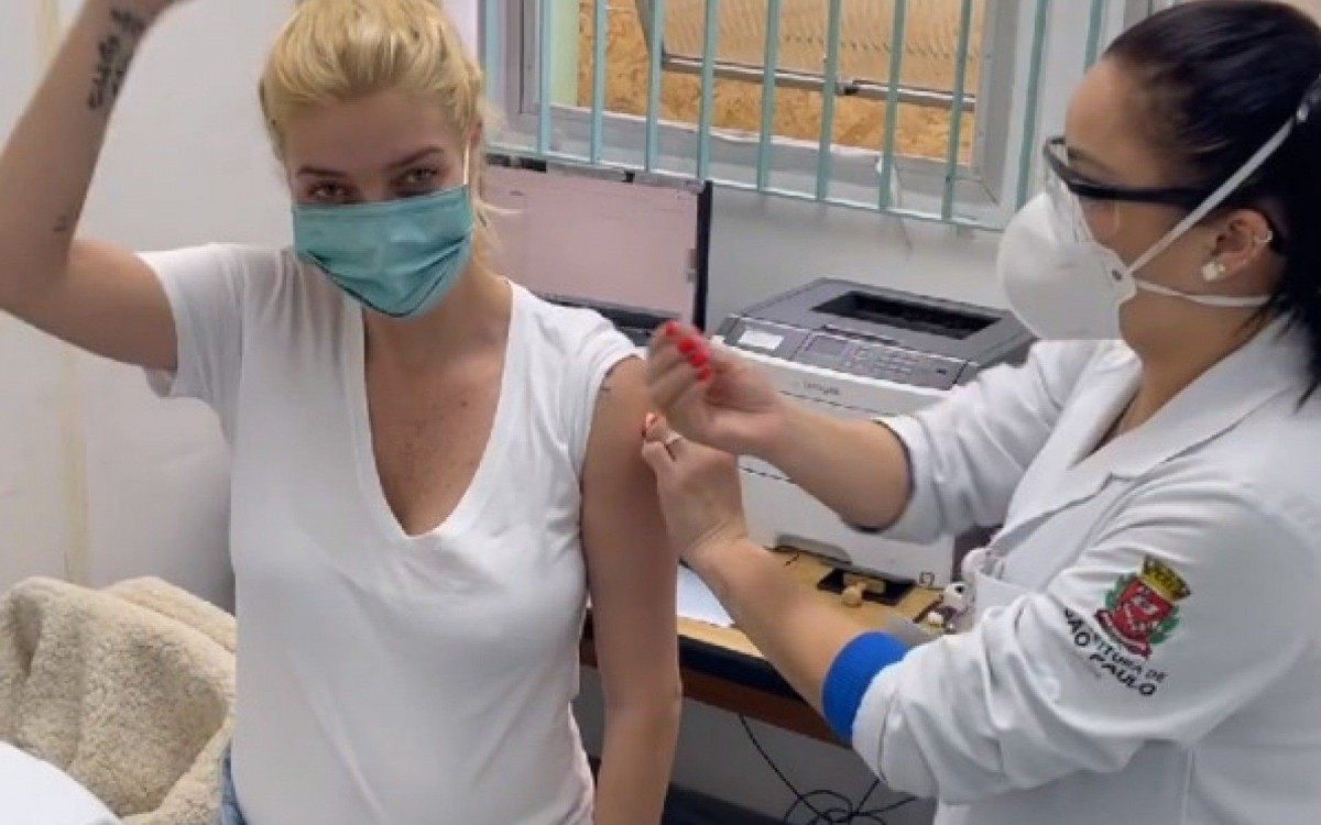 Luiza Possi &eacute; vacinada contra a covid-19