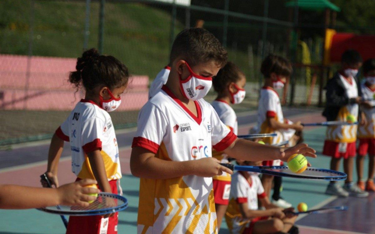 Ap&oacute;s uma semana de capacita&ccedil;&atilde;o para profissionais e estagi&aacute;rios de Educa&ccedil;&atilde;o F&iacute;sica do munic&iacute;pio, as crian&ccedil;as est&atilde;o recebendo aulas do projeto na quadra do Complexo Recreativo Cleber Ribeiro M. Filho, em Neves