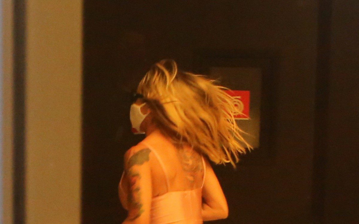 Bianca Domingues, mulher que disse estar com MC Kevin quando ele caiu, chega correndo ao hotel depois de prestar depoimento na delegacia