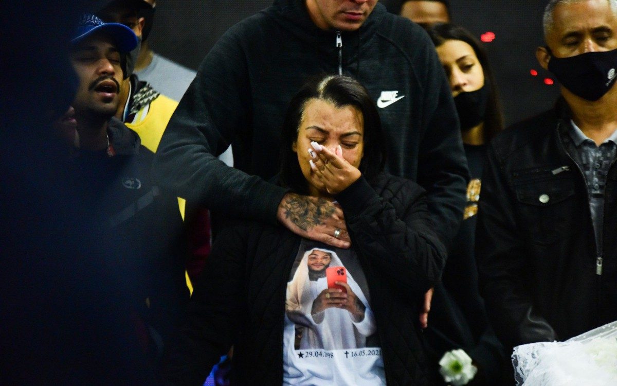 Valquiria Nascimento, mãe de MC Kevin, no velório do cantor, na quadra Unidos de Vila Maria, Zona Norte de São Paulo, nesta terça-feira